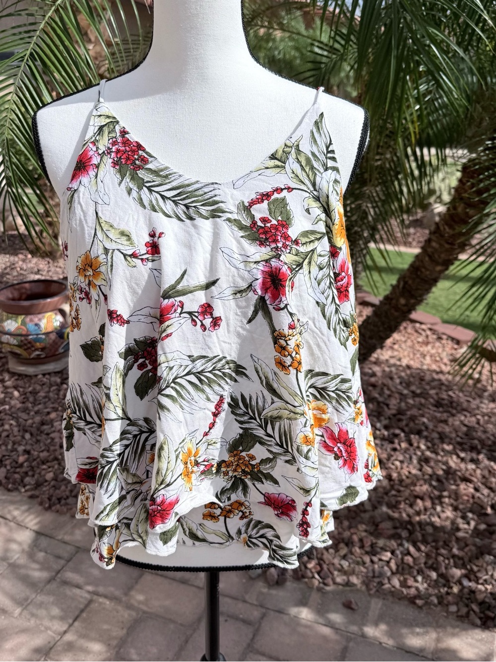 cha cha vente Floral Spaghetti-Strap Camisole w/Red + Yellow Blooms - Size L